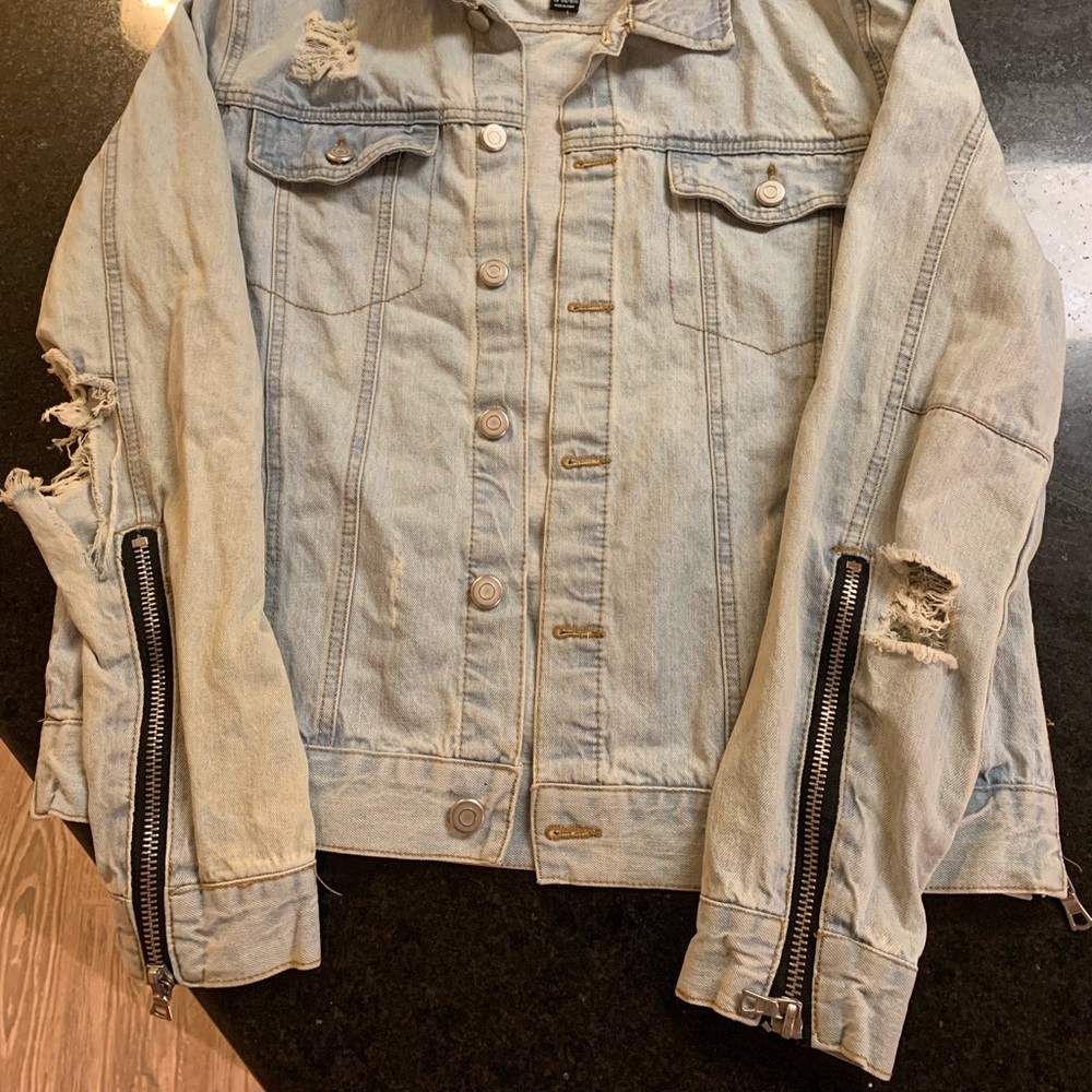 L FOREVR 21 distressed Jean Jacket with zippers